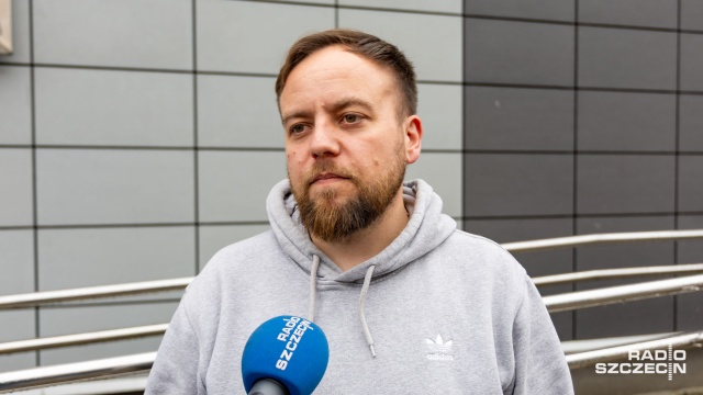 Maciej Homis. Fot. Robert Stachnik [Radio Szczecin] Ściana Centrum Aktywności i Wolontariatu Seniorów łupem wandali [ZDJĘCIA]