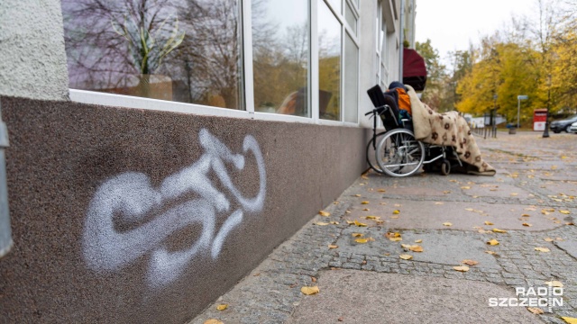 Fot. Robert Stachnik [Radio Szczecin] Ściana Centrum Aktywności i Wolontariatu Seniorów łupem wandali [ZDJĘCIA]