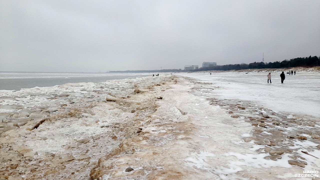 Zamarznięte morze w Świnoujściu zachwyca spacerowiczów