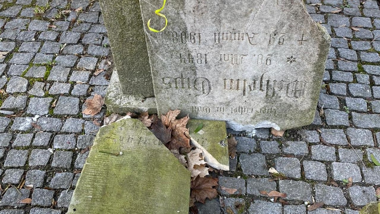 Wandale zdewastowali nagrobki przy ul. Chopina w Szczecinie [ZDJĘCIA]