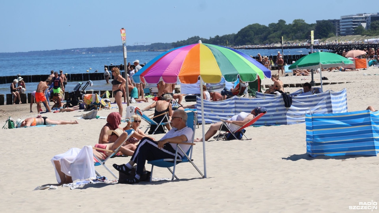 Nawadnianie i schładzanie się - to podstawy bezpiecznego plażowania [ZDJĘCIA]