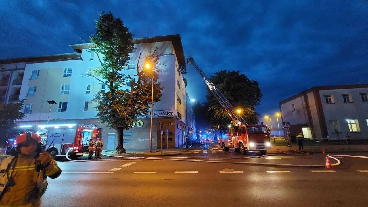 Pożar poddasza w Świnoujściu. Ewakuowano 70 osób [ZDJĘCIA]