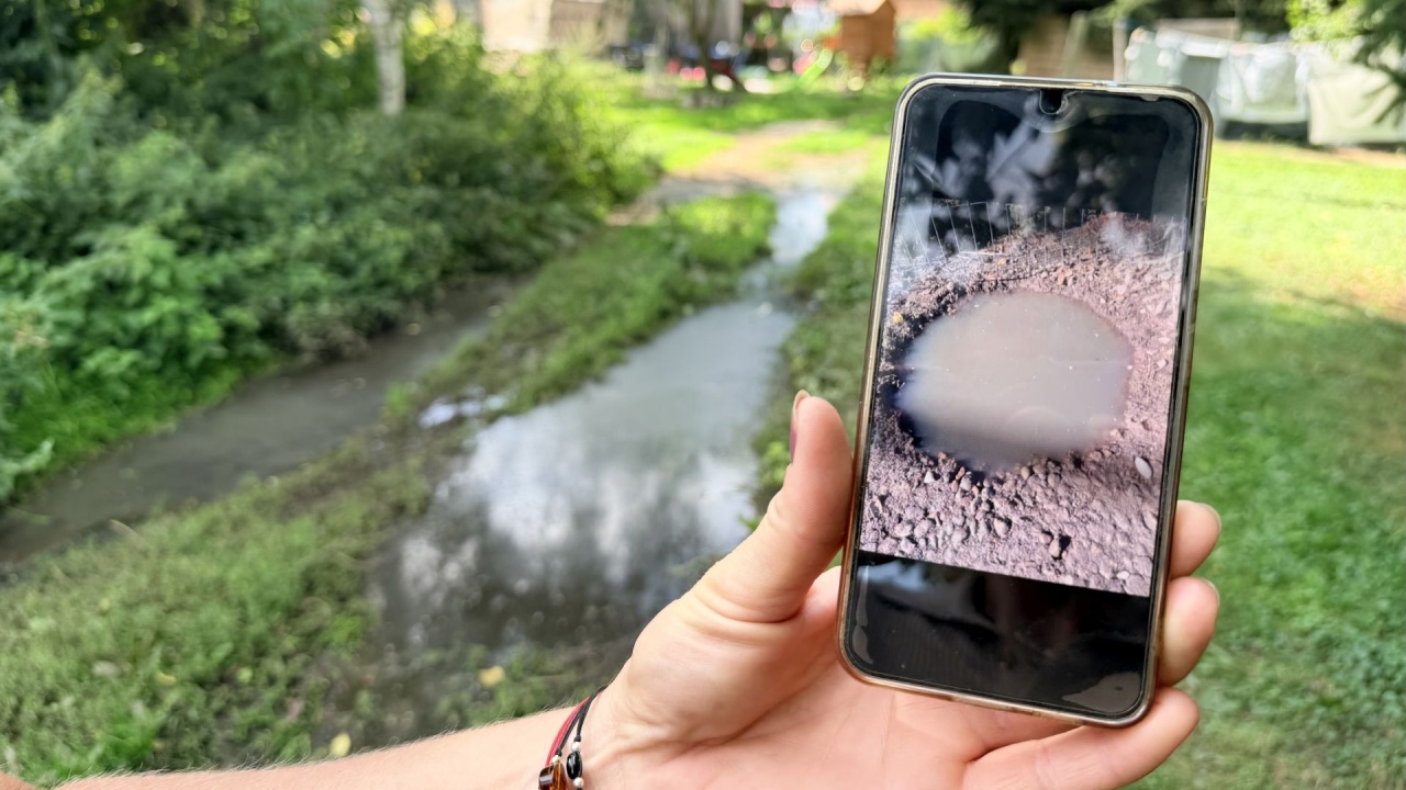 Problem z niedrożną kanalizacją pod Moryniem - ścieki wylewają się ze studzienek