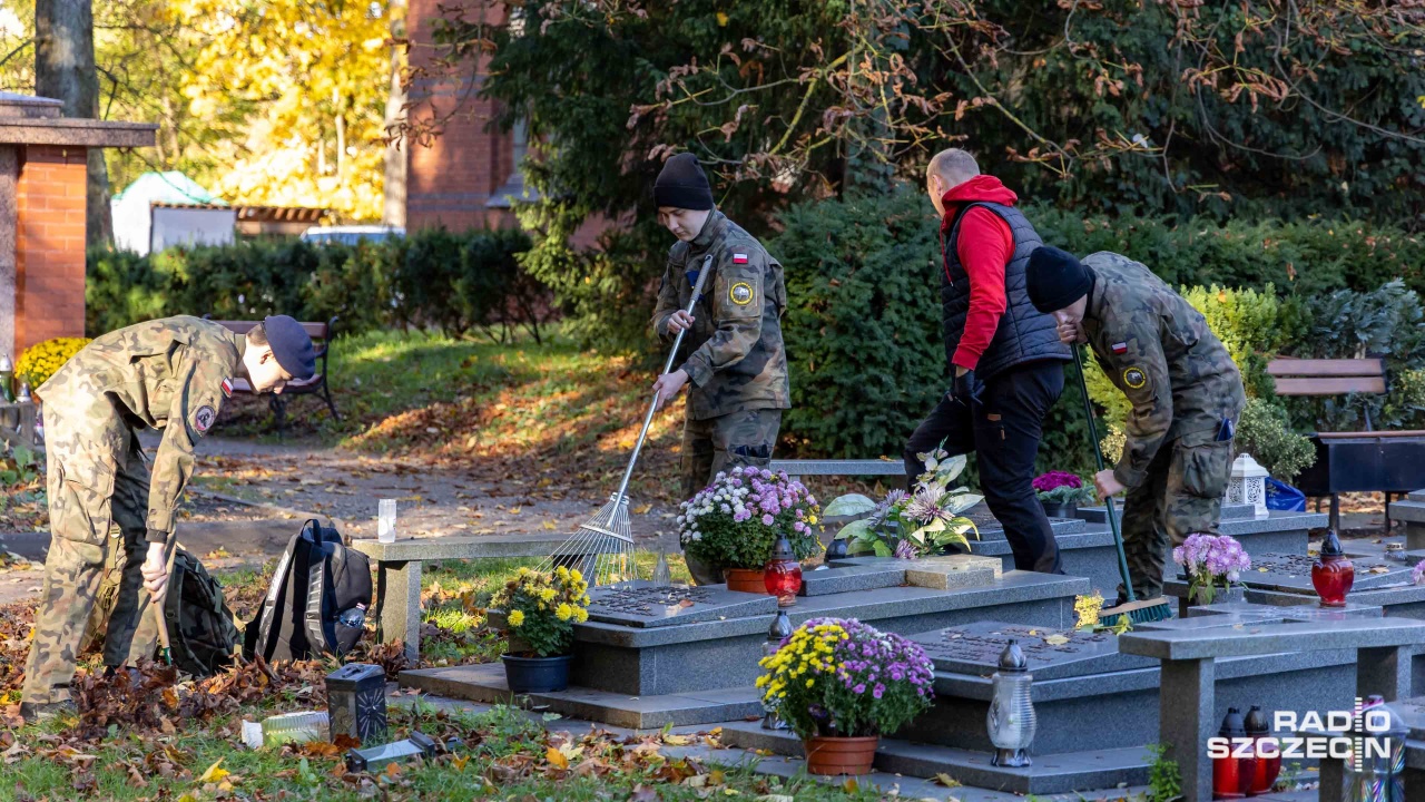 Akcja "Znicz" na Cmentarzu Centralnym: "dzięki nim możemy być wolni" [ZDJĘCIA]