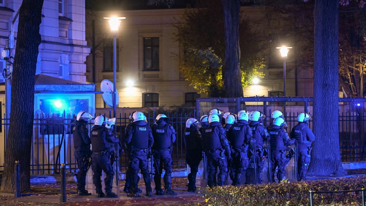 Kryzys w TK - prezydent zwołuje konsultacje; premier pisze o przywracaniu rządów prawa