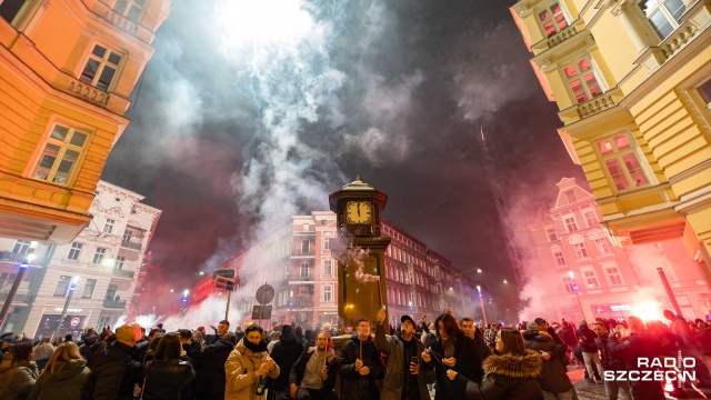 W domach, w teatrze albo na ulicach miasta. Mimo że miejskiej imprezy nie było, Szczecinianie sami zapewnili sobie atrakcje na noc sylwestrową.