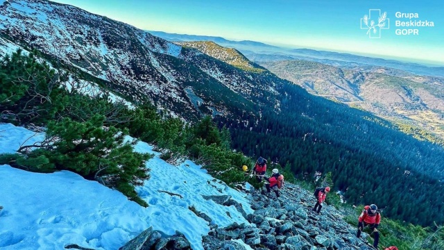 Sowaccy ratownicy górscy uratowali 24-letnią Polkę, która utknęła po ich stronie Babiej Góry.