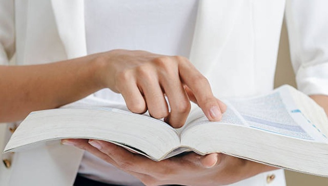 Z nowym rokiem weszły w życie zmiany w polskiej ortografii. Spośród kilkunastu regulacji najbardziej widoczne mogą być te dotyczące zapisu nazw mieszkańców miast i dzielnic, które od teraz powinny być pisane wielką literą.