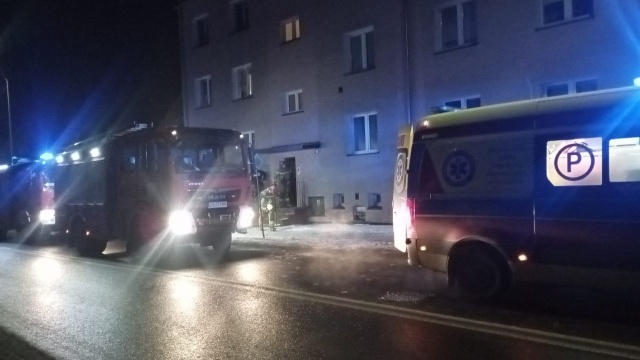 Trzy osoby, w tym 12-letni chłopiec, trafiły do szpitala z objawami zatrucia tlenkiem węgla.