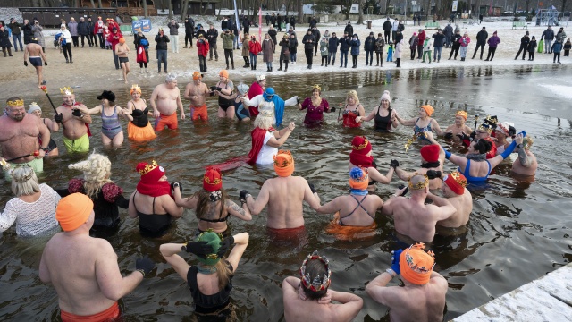 Nie trzech, a kilkudziesięciu i nie tylko królowie, ale i królowe - w strojach kąpielowych i w koronach. Morsy kolorowym orszakiem weszły do jeziora Głębokiego w Szczecinie.