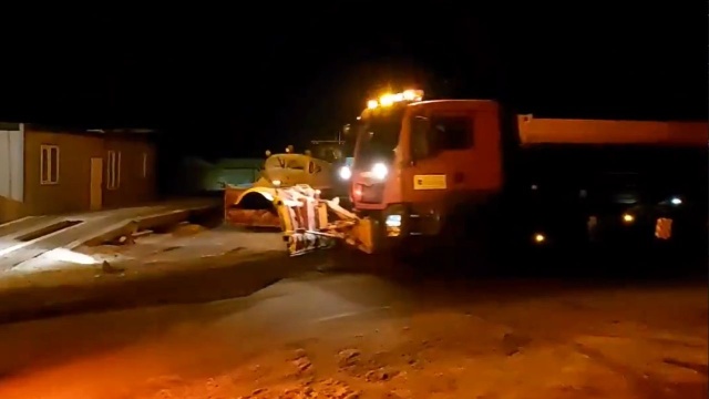 Nawet minus 8 stopni przy gruncie o poranku - na zachodniopomorskie drogi wyjechał zimowy sprzęt.