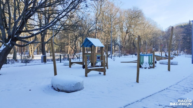 Miał być gotowy jesienią, a do dziś pozostaje placem budowy. Mowa o nowym placu zabaw powstającym w pobliżu kołobrzeskiego portu.