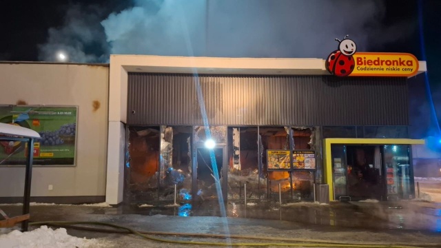 Nocny pożar marketu w Polanowie.