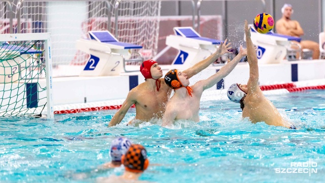Piłkarze wodni Arkonii odnieśli premierowe zwycięstwo w rozgrywkach o mistrzostwo Polski. Szczecinie na basenie Floating Arena pokonali KSZO Ostrowiec Świętokrzyski 15:14.