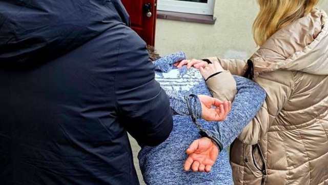 Spali w lesie i zażywali narkotyki. Policja zatrzymała rodziców trójki dzieci