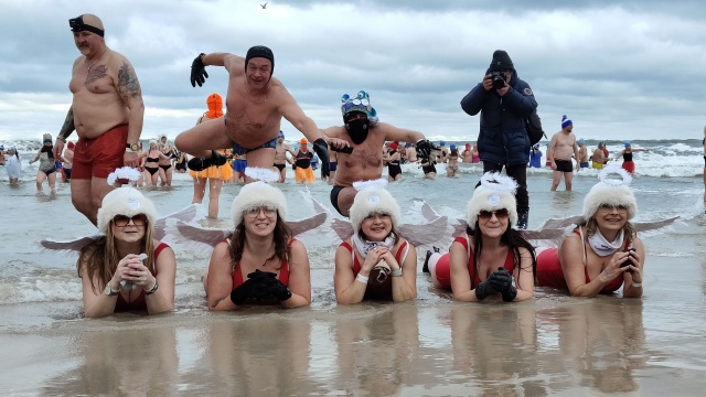 Temperatura oscylująca wokół zera, silny wiatr i śnieg - takie warunki nie są straszne setkom morsujących na kołobrzeskiej plaży. Trwa Styczniowy Spontan, czyli coroczne święto miłośników zimowych kąpieli w Bałtyku.