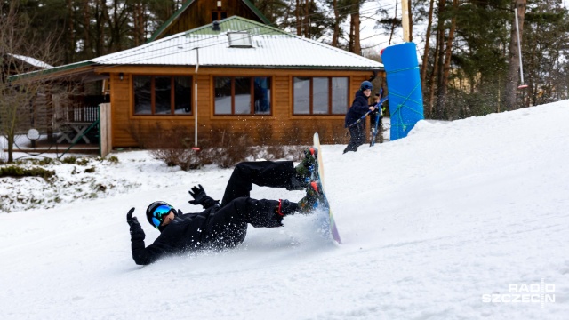 Mieszkańcy spragnieni zimowych sportów wykorzystują każdą chwilę, by nacieszyć się śniegiem na Pomorzu Zachodnim.