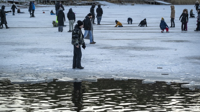 Z sankami, na łyżwach, z dziećmi i psami. Szczecińskie jezioro Głębokie dla niektórych zamieniło się w wielkie lodowisko.