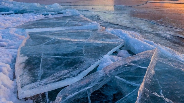 Wciąż przyrasta pokrywa lodowa na Odrze. Odnotowywane są też coraz liczniejsze spiętrzenia lodu.