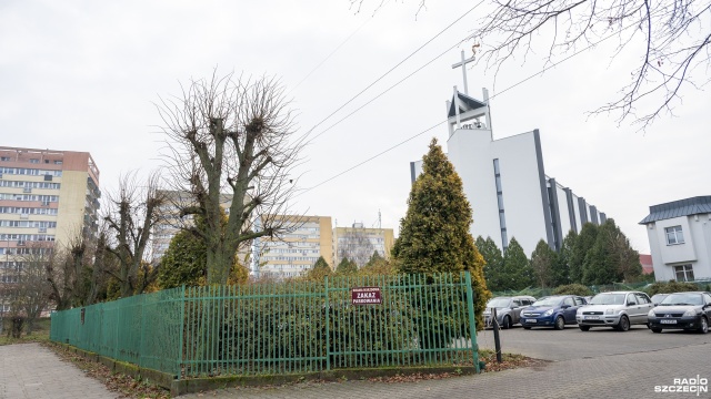 Kilkanaście drzew rosnących na terenie należącym do kościoła na osiedlu Zawadzkiego w Szczecinie zniszczonych. O sprawie poinformowała nas mieszkanka osiedla.