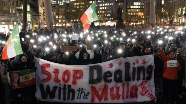 Tak zdecydowała przewodnicząca Roberta Metsola w reakcji na krwawe tłumienie przez władze antyrządowych demonstracji. Protesty trwają od końca grudnia. Początkowo powodem były rosnące ceny, ale teraz obserwowany jest największy od lat sprzeciw wobec reżimu w Teheranie. Agencje informują o setkach zabitych i dziesiątkach tysięcy aresztowanych.