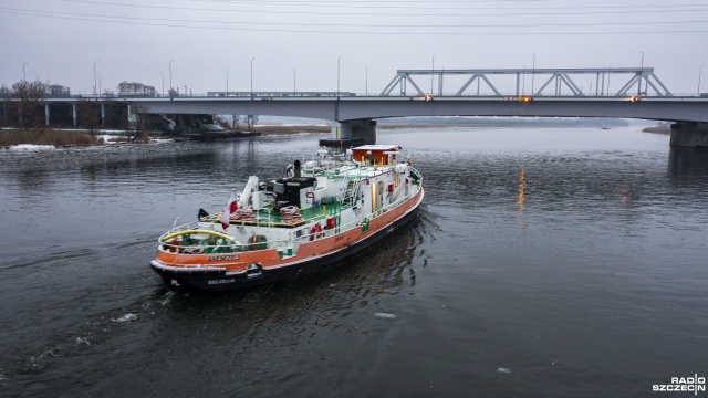 Punktualnie o 8 rozpoczęła się akcja łamania lodu na Odrze. Sześć jednostek ruszyło z nabrzeża w Szczecinie-Podjuchach.
