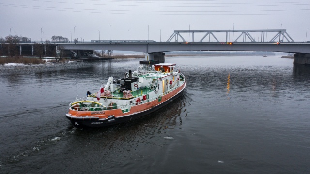 Punktualnie o 8 rozpoczęła się akcja łamania lodu na Odrze. Sześć jednostek ruszyło z nabrzeża w Szczecinie-Podjuchach. Lodołamacze będą rozbijać zatory uniemożliwiające normalną żeglugę.