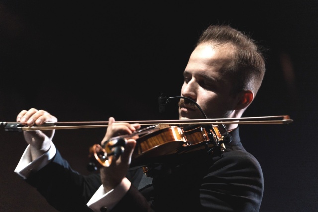 Jest jednym znajbardziej rozpoznawalnych i kreatywnych instrumentalistów polskiej sceny folkowej. Gra na skrzypcach m.in. ekstatyczne mazurki i szalone polki, będące próbą nowoczesnego spojrzenia namuzykę ludową zjednoczesnym zachowaniem jej tradycyjnego rdzenia. W czwartek w Filharmonii im. Mieczysława Karłowicza w Szczecinie wystąpi Kacepr Malisz.