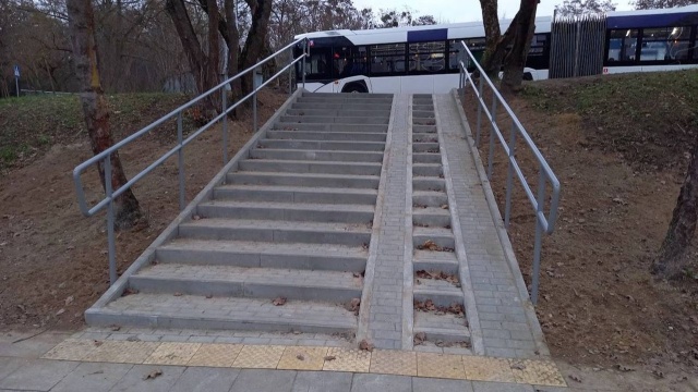 Plac przy pętli autobusowej na osiedlu Arkońskim w Szczecinie został wyremontowany - przekazał w mediach społecznościowych Michał Przepiera, zastępca prezydenta Szczecina.