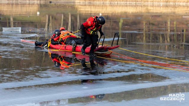 Bezpieczeństwo na lodzie - służby uczą, jak ratować życie na zamarzniętym jeziorze.
