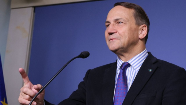 Nawiązanie bliższej współpracy w dziedzinie bezpieczeństwa i obronności oraz partnerstwa przemysłowego - to główne cele wizyty wicepremiera Radosława Sikorskiego w Indiach. Szef polskiej dyplomacji 17.01 rozpoczyna oficjalną, kilkudniową wizytę w tym kraju.