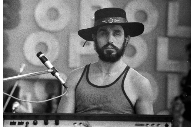 Po pierwszym sukcesie w 1962 roku na Festiwalu Młodych Talentów w Szczecinie zaczął komponować i występować z zespołem Niebiesko-Czarni. Po powrocie z paryskiej Olimpii Czesław Wydrzycki przyjął pseudonim artystyczny Niemen, od nazwy rzeki, nad którą leżały jego rodzinne Wasiliszki. Dziś, w 22. rocznicę śmierci artysty, w kultowej willi Sorrento, która w początkach kariery była niemal drugim domem muzyka, koncert poświęcony Czesławowi Niemenowi.