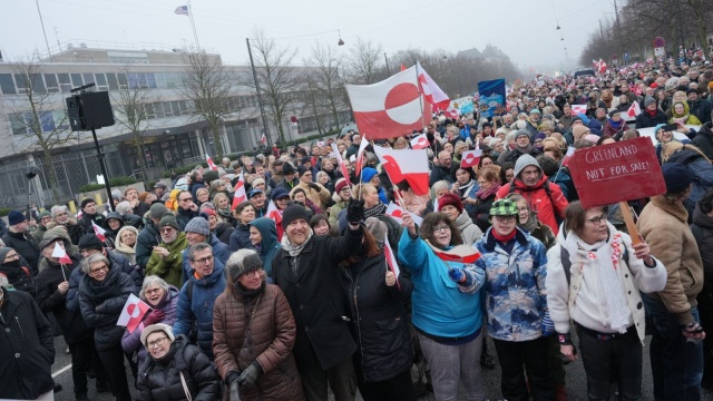 Tysiące ludzi zebrało się w sobotę na placu przed Ratuszem w Kopenhadze, aby zaprotestować przeciwko roszczeniom USA wobec Grenlandii. Do podobnych manifestacji doszło także w kilku innych miastach Danii.