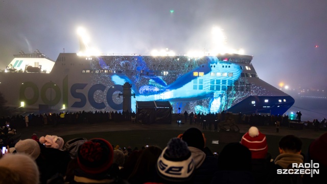 Pokaz świateł, laserów i mappingu na burcie statku - wyjątkowe multimedialne widowisko zorganizowano na Wałach Chrobrego z okazji chrztu promu Jantar Unity.