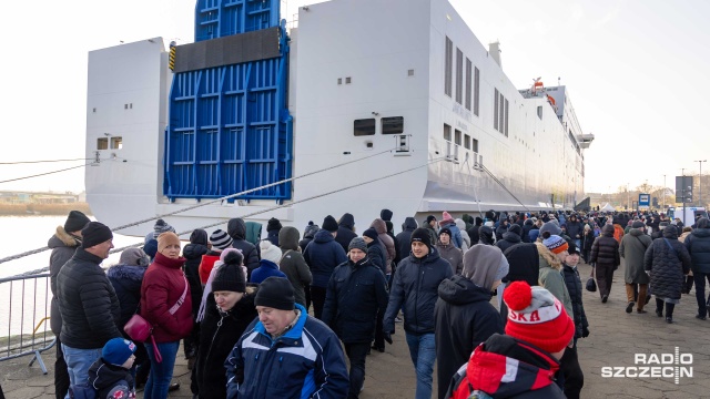Ponad 3-godzinna kolejka na szczecińskich Wałach Chrobrego. Trwa zwiedzanie nowego promu Jantar Unity.