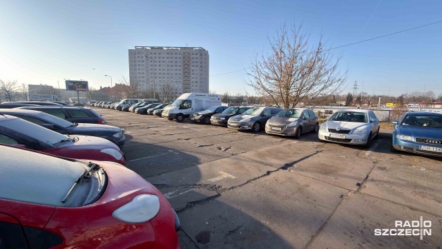 Targowisko w dobrej kondycji, tylko parking w rozsypce. Szczecinianie zwracają uwagę na zły stan miejsc postojowych przy targowisku Turzyn, które od lat nie doczekało się gruntownego remontu.