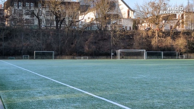 Zima pokonała piłkarzy, a dokładniej boisko. Mrozy zmusiły Miejski Ośrodek Sportu, Rekreacji i Rehabilitacji do czasowego zamknięcia boiska przy ul. Witkiewicza w Szczecinie.