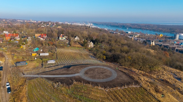 Pierwszy etap budowy punktu widokowego na szczecińskim Stołczynie gotowy. Niezagospodarowany do tej pory teren zyskał ścieżkę dla pieszych i ogrodzenie.