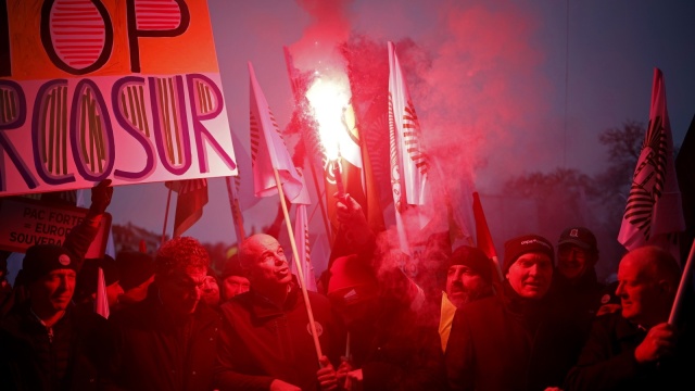 Co najmniej stu rolników z Polski protestuje właśnie w Strasburgu przeciwko umowie o wolnym handlu z Mercosurem. Demonstracja ma być dwudniowa. Według francuskiej organizacji rolniczej, która organizuje protest, łącznie może brać w nim udział nawet 10 tysięcy osób. Właściciele gospodarstw prostują nie tylko przeciwko umowie z Mercosurem.
