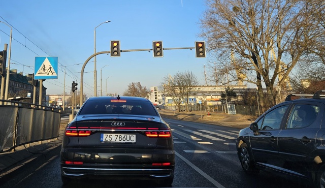 Problem ze światłami na ulicy Gdańskiej na wysokości stoczni remontowej. W tym miejscu jest przejście prowadzące na przystanek tramwajowy, światła mają być włączane przez pieszych.