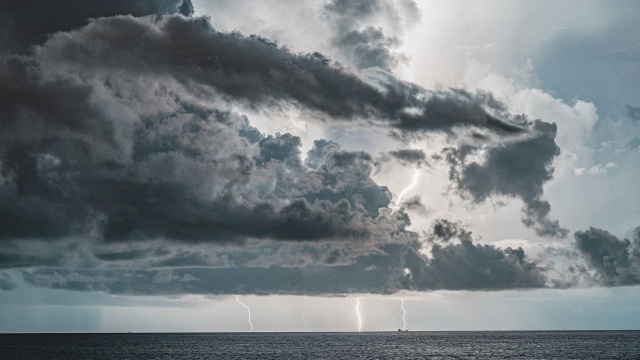Mur oporowy stojący przy torach między miastami runął na przejeżdżający pociąg. Zginął maszynista, a 37 pasażerów zostało rannych.