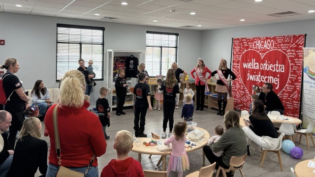 Wielką Orkiestrę Świątecznej Pomocy tradycyjnie wspiera amerykańska Polonia. W Stanach Zjednoczonych działa 7 sztabów. Jeden z największych za granicą, praktycznie od samego początku działalności Fundacji Jurka Owsiaka, zorganizowany został w Chicago.