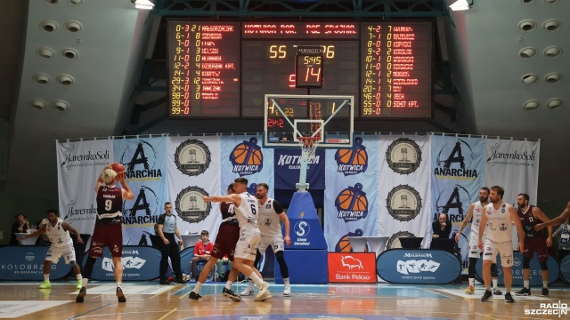 Koszykarskie pierwszoligowe derby województwa zachodniopomorskiego dla Kotwicy Kołobrzeg. Czarodzieje z Wydm rozgromili we własnej hali Spójnię Stargard 97:53.