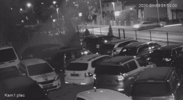 Jechał za szybko, wpadł w poślizg i wjechał w latarnię tuż za przejściem dla pieszych. Policja opublikowała nagranie z monitoringu, na którym widać samochód jadący ulicą Jagiełły w Choszcznie.