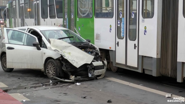 Zderzenie na skrzyżowaniu ulicy Lubomirskiego z Aleją Wyzwolenia.