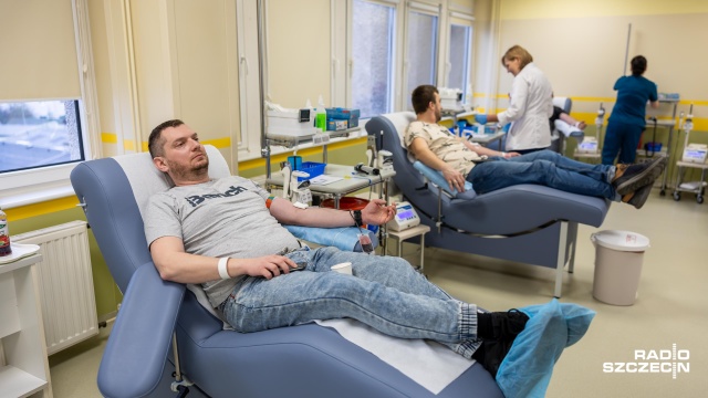 Ferie za pasem - to czas wyjazdów i idących za nimi przyjemności. Wzmożony ruch na drogach niesie też za sobą zagrożenia komunikacyjne. Lekarze apelują o honorowe oddawanie krwi.