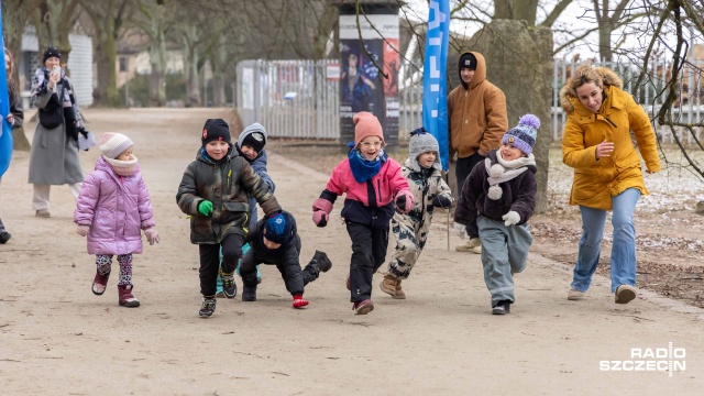 Mróz nie straszny, gdy biegnie się w szczytnym celu. Młodzież ze szczecińskiego Liceum Ogólnokształcącego Leonardo SVS wraz z rodzicami i nauczycielami pokonała 5-kilometrową trasę po Parku Kasprowicza.