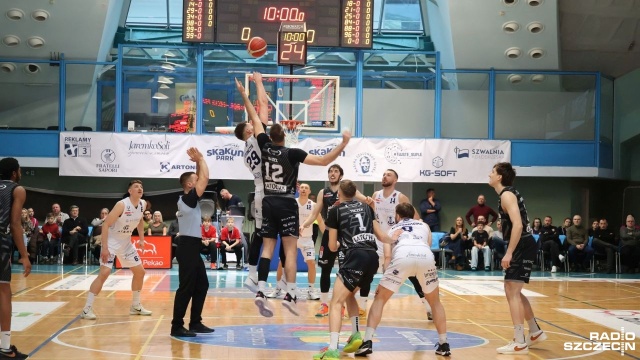 Cenna wygrana koszykarzy Kotwicy Kołobrzeg. Czarodzieje z Wydm pokonali we własnej hali Deckę Pelplin.