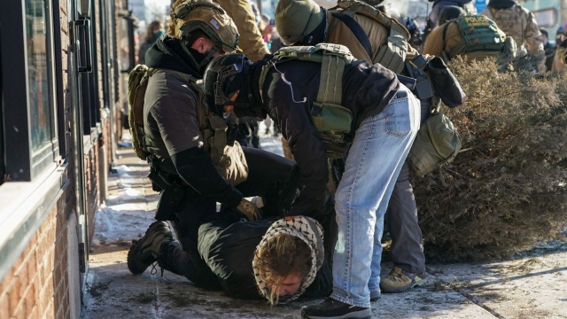 W Minnesocie zmarł mężczyzna, postrzelony przez funkcjonariuszy amerykańskich służb imigracyjnych. Według Departamentu Bezpieczeństwa Krajowego USA, był uzbrojony w broń palną i dwa magazynki.