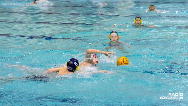 Nie gramy na punkty, a rywalizujemy, by wspierać Wielką Orkiestrę Świątecznej Pomocy - zapewniają zawodnicy Arkonii Waterpolo Szczecin. Wskoczyli do basenu Floating Areny - razem młodymi adeptami sportów wodnych - by wspierać fundację.
